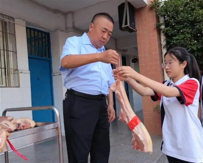 开学典礼上，这个学校给优秀师生奖励……猪肉！