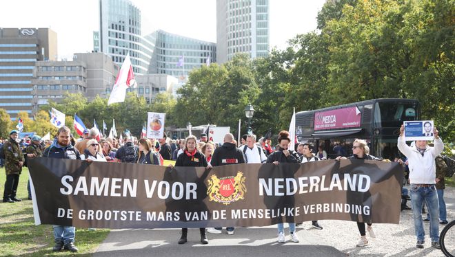 不满当局政策，荷兰民众拿鸡蛋西红柿砸首相海报…