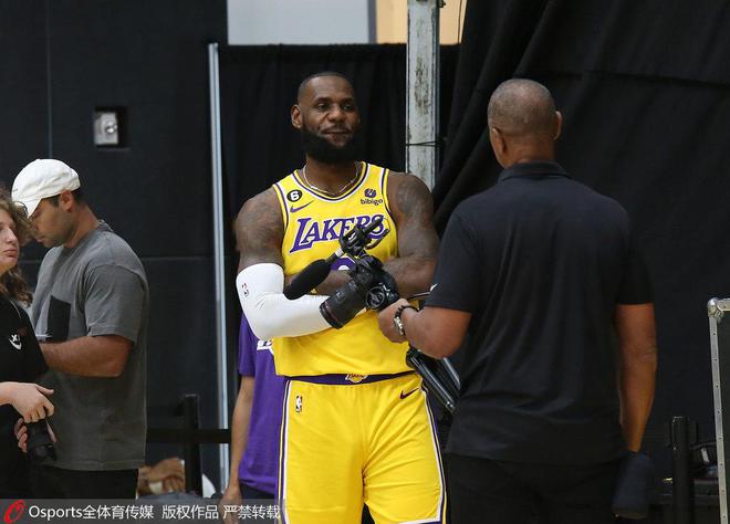 詹皇半场7中0仅4分直摇头 撞车贝弗利配合仍生疏