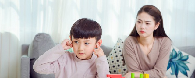 胆小的孩子该如何教育 怎样改善孩子自卑胆小