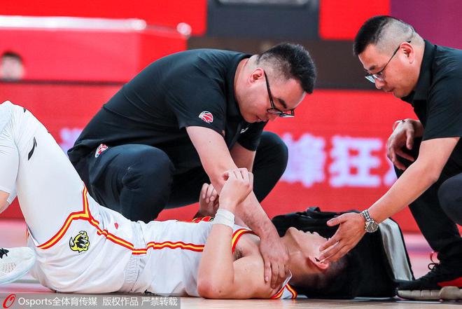 姜宇星季前赛首战受伤离场 倒地捂着肩膀表情痛苦