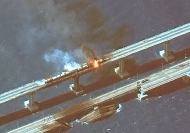 卫星图对比克里米亚大桥爆炸前后：桥体垮塌浓烟滚滚 爆炸后仍有船只航行