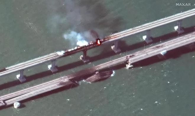 美国发布四张高清卫星图像，展示了克里米亚大桥爆炸后的受损情况