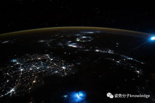 壮观！国际空间站宇航员拍摄到地球上空2个蓝色光球，哪来的？