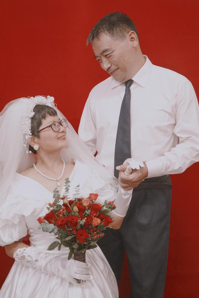 湖南双胞胎女儿给父母拍婚纱照，妈妈：迟到24年但更甜蜜动人