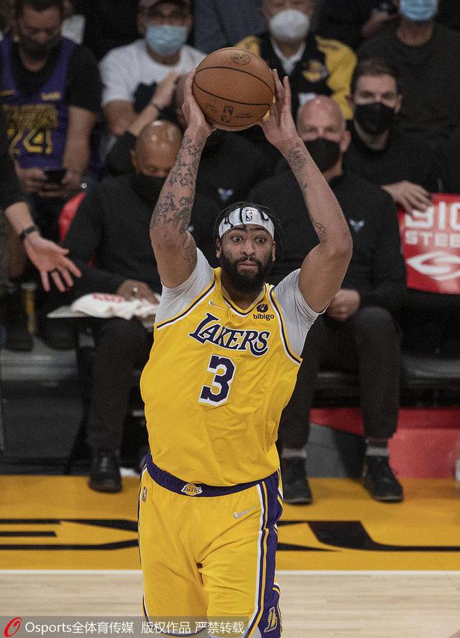 浓眉25+8摔伤惊魂仍坚持 他一下场湖人攻防全崩