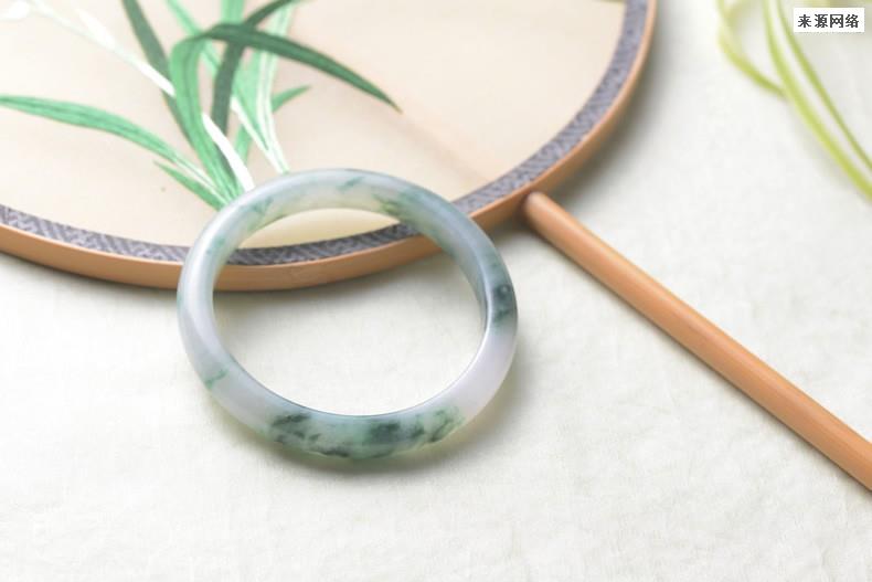 翡翠手镯怎么选才是最好的 一定要看好质量！