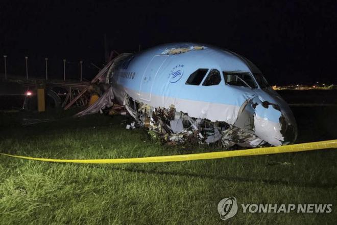 暴雨中三度尝试降落，大韩航空客机冲出跑道