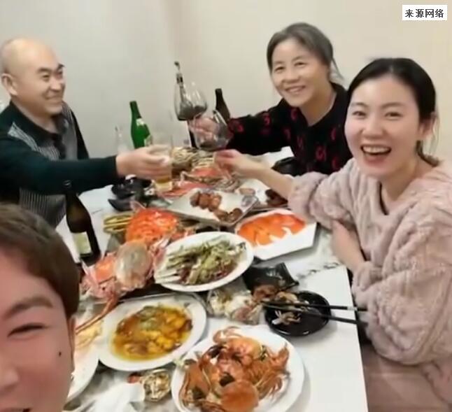男子瞒妻子带岳母回家庆生一举动让人直呼嫁对了：当亲爸亲妈宠
