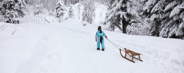 滑雪服穿大一点还是小一点 滑雪服穿搭技巧