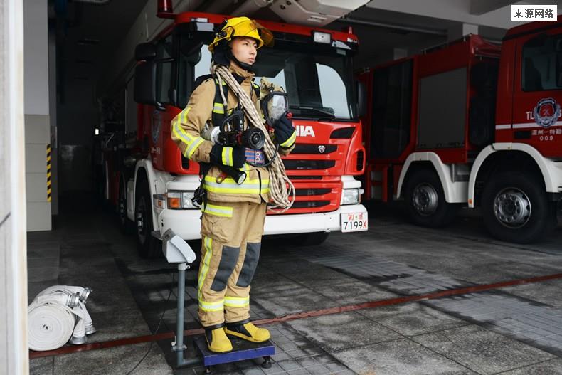 湖南救火归来消防员打着电话睡着了 这一幕令人动容