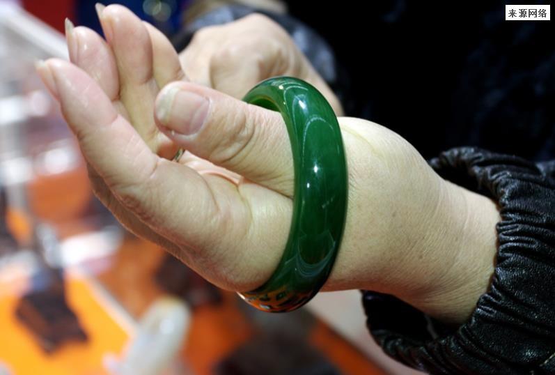 女人戴翡翠好还是玛瑙好 这种更健康！