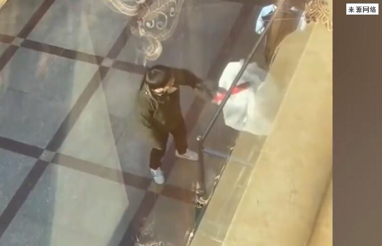 男子帮老婆拍打羽绒服下一秒手法愈发暴躁老婆看懵 平时太委屈