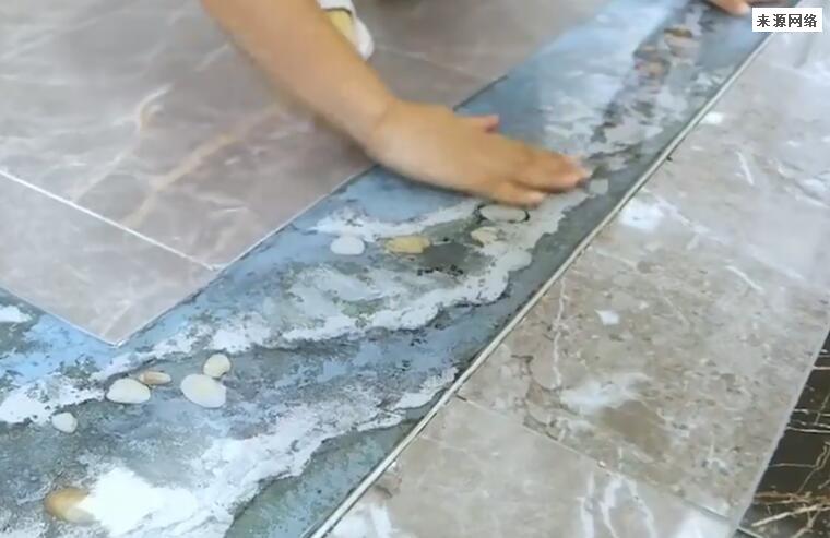 女子将厨房槽道装修成河流地面 成品展示太耀眼：求教程