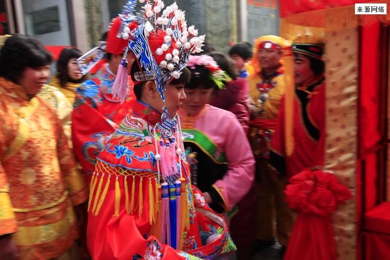 新郎娶到相恋5年的姑娘哭花脸 情感在这一刻流露