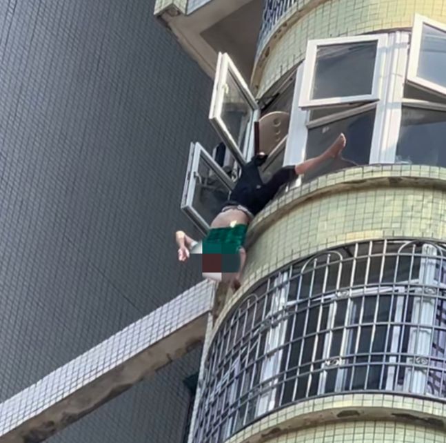 场面惊险！广东八旬老人倒挂14楼窗外，路人邻居冲上楼救援
