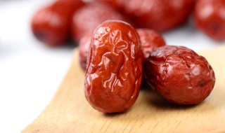 泡枣喝水的好处和坏处 喝大枣水的好处和坏处