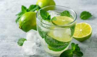 喝柠檬片泡水有什么好处 喝柠檬片泡水有哪些好处