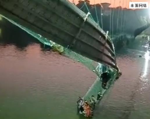 印度吊桥倒塌已致91死落难者惊叫 实在太可怕了