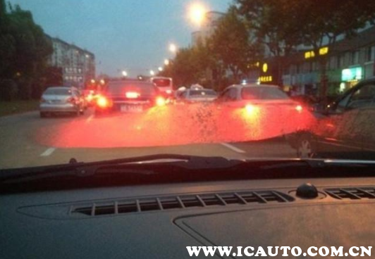 车内起雾怎么快速去除？雨天车内起雾怎么开空调