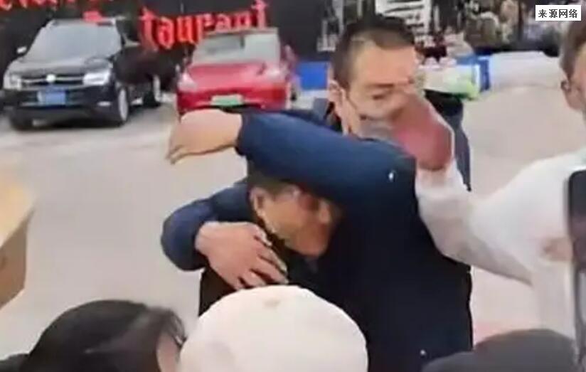 向董宇辉泼水女子是哪里人 董宇辉保镖是谁