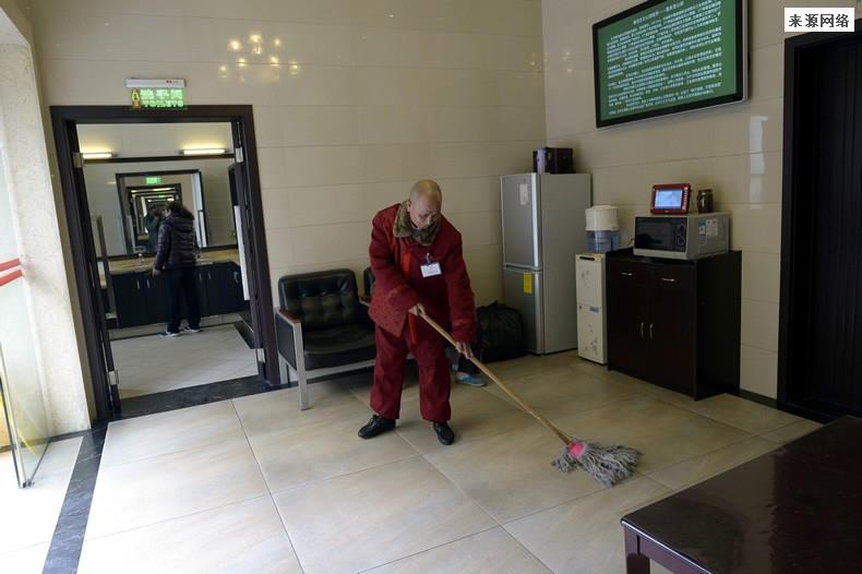 女生入职第一天被公司要求刷厕所 太恶心了还说是公司文化