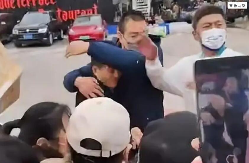 给董宇辉泼水的女子是哪里人 泼水女子是干什么的来看身份资料