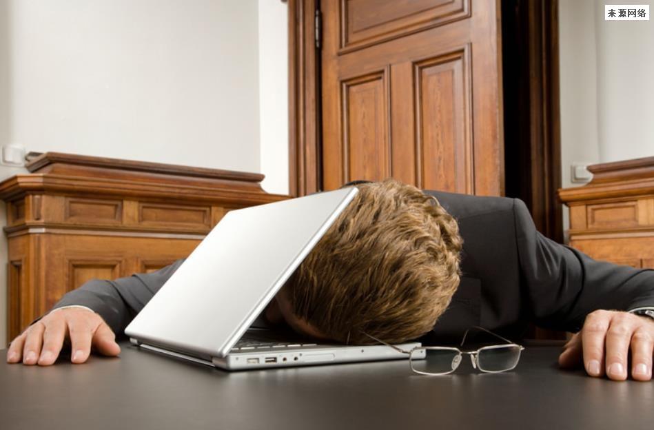 杭州一公司发布禁止趴桌午睡通知 出发点竟是为员工好？