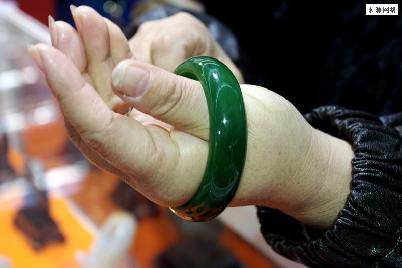 玉手镯要一直戴着吗 也可以存放妥当