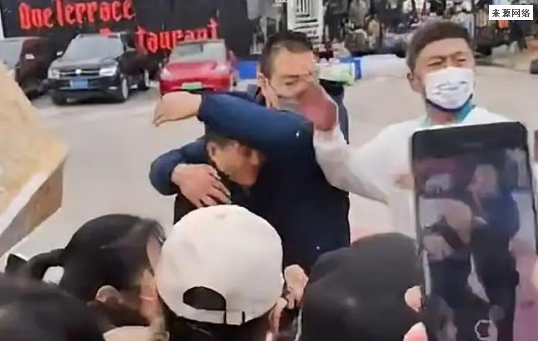 日本评价董宇辉 看泼水董宇辉的青岛大妈本人身份资料