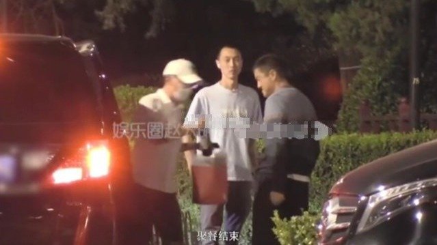 李亚鹏开200万豪车聚餐，周杰拎名贵红酒赴约，海哈金喜在家带娃