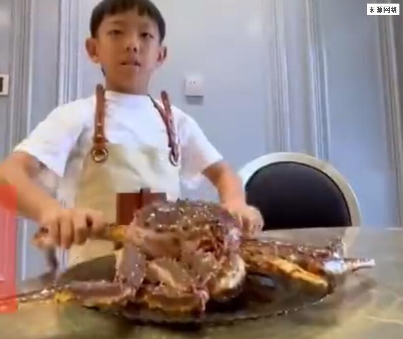 家长回应孩子用千元帝王蟹比赛做饭 网友：投胎是门技术活