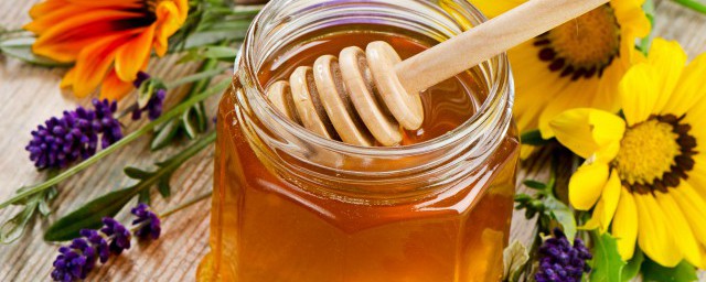 蜂蜜放冰箱一年了还能吃吗 蜂蜜放冰箱一年了之后能不能继续食用呢