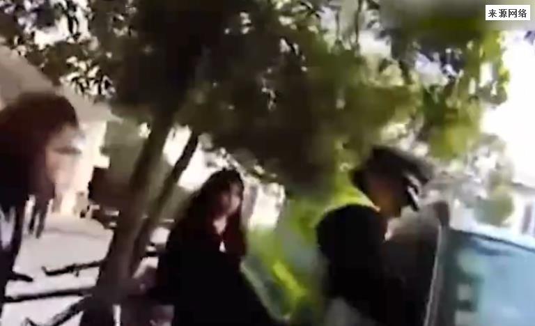 夫妻吵架孩子独自被锁车内大哭 根本不配做父母！