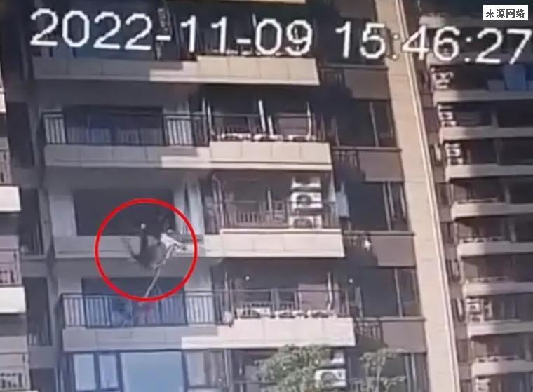 长沙一小区封窗工人从8楼坠亡 监控曝光坠楼过程
