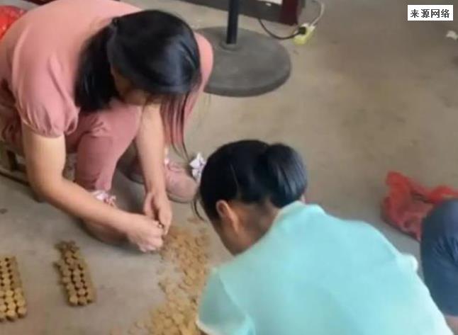 母亲去世留一柜子钱家人无意发现数到手软 留下的都是念想