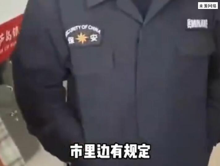 银行以防疫为名让客户淋雨排队 大厅有空座但不让客户进入