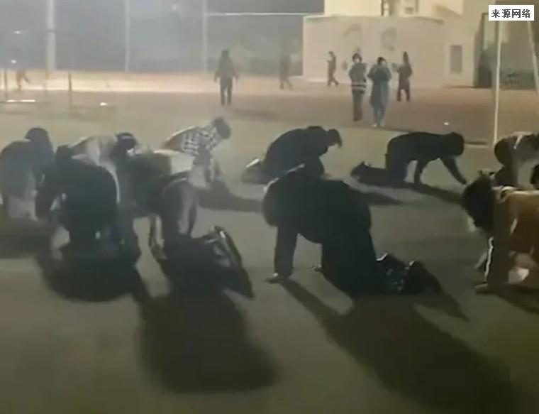高校回应多名学生集体爬行 跪地围成大圈十分诡异！