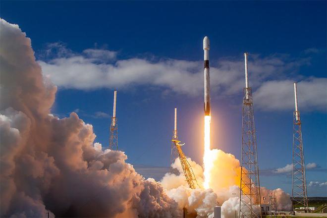 SpaceX 用 14 手火箭发射卫星，客户要求不回收一级助推器