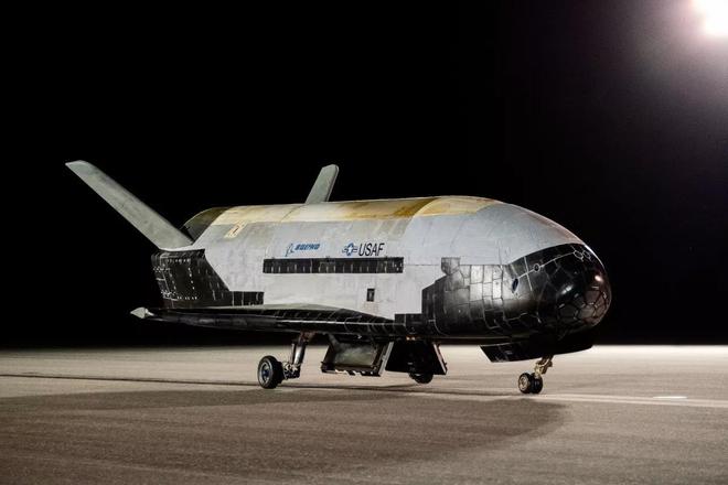 美国 X-37B 飞行器在轨飞行 908 天后返回地面，再次刷新时长记录