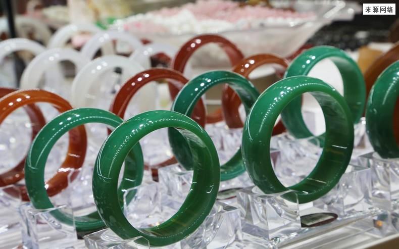 翡翠手镯怎么养才能透 这四种技巧要知道