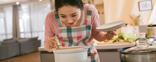 鸡怎么炖最有营养 木瓜黑豆鸡汤的做法