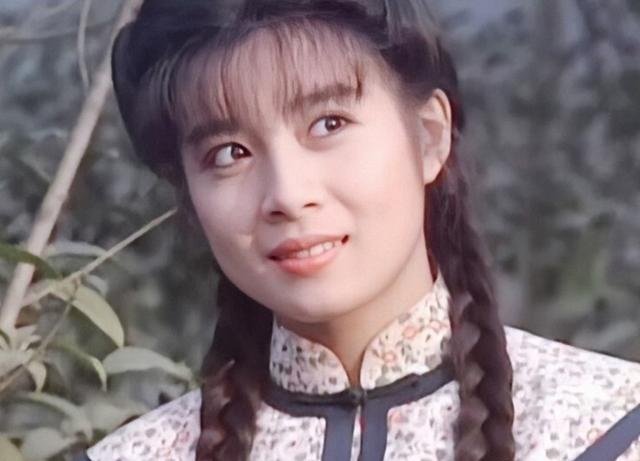 在1992年播出的《青青河边草》里,刚从香港发展归来的岳翎被琼瑶启用