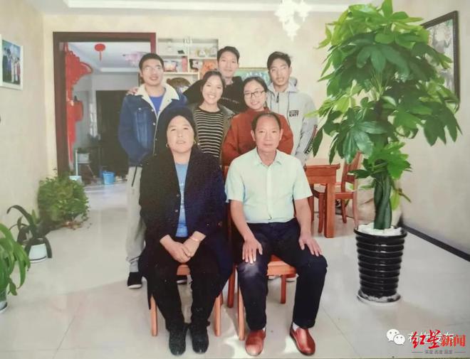 凉山偏远彝寨家庭培养出4名大学生：其中两儿子是清华硕士研究生，当地奖励10万元