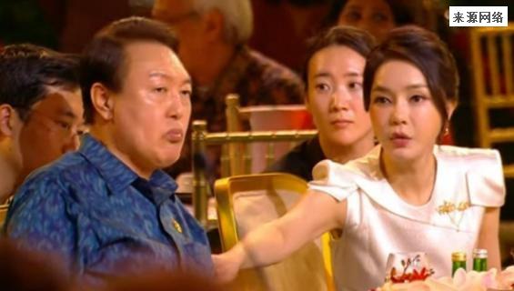 金建希对尹锡悦做出“无礼”手势？让人感觉到屈辱