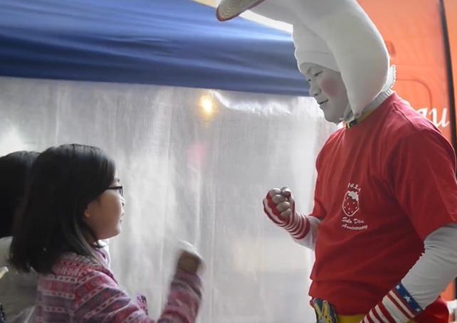 开幕式上的＂日本岳云鹏＂募捐393万带孩子看世界杯
