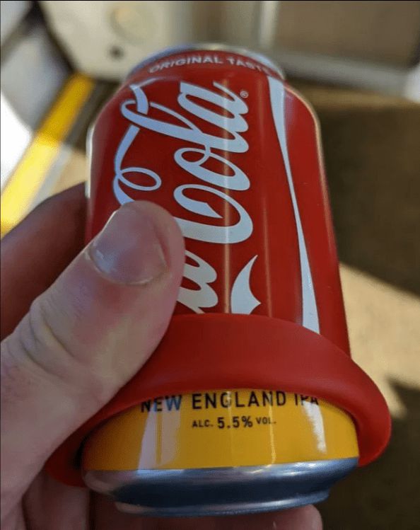 球迷为在世界杯现场喝酒拼了 硅胶可乐套成畅销品