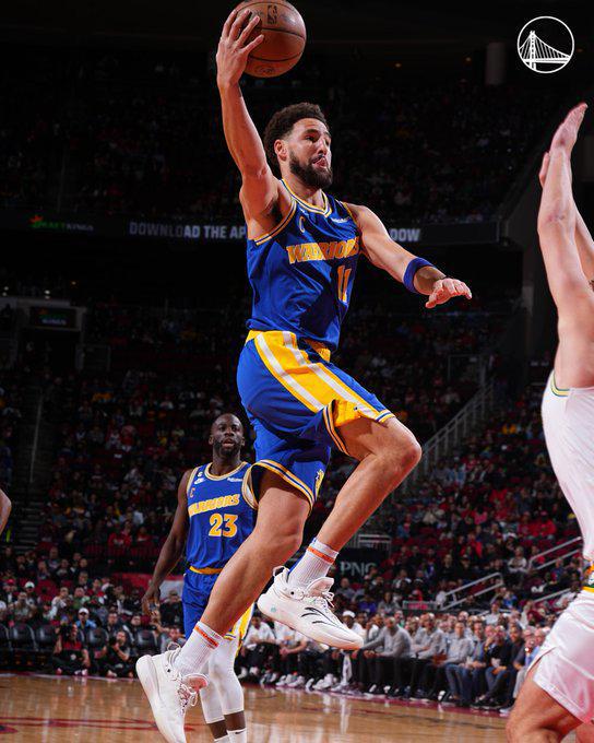 库里33+7+15勇士险胜火箭 克莱三分13中10狂飚41分