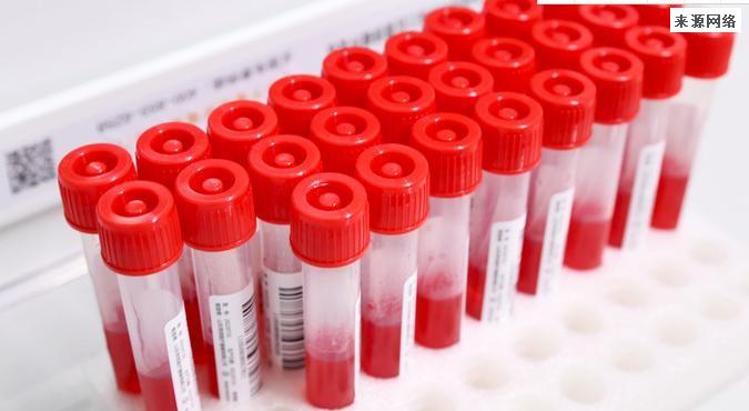 “大白”被车辆撞飞顾不上追责，起身继续运送检测样本