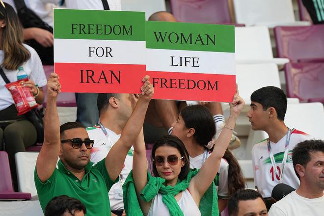 伊朗队为声援国内女性集体拒唱国歌 女球迷落泪感谢